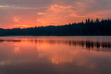 Obraz premium lake sunrise pink clouds sky