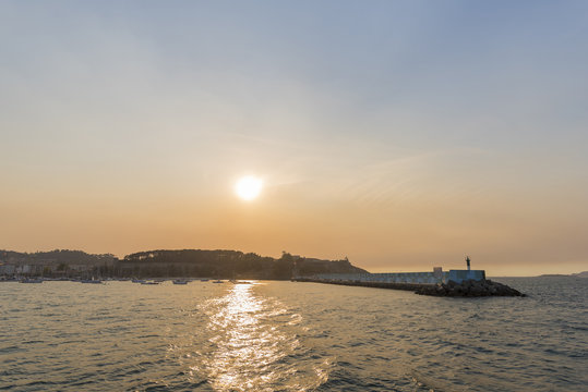 Vista del castillo de Baiona y dique de abrigo (Pontevedra, Espa&ntilde;a).