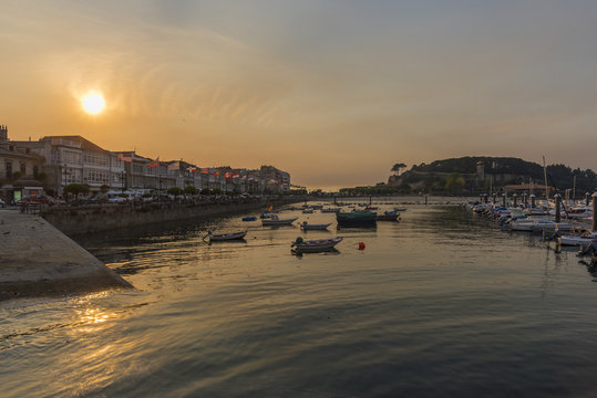 Puerto deportivo y paseo mar&iacute;timo de Baoiona (Pontevedra, Espa&ntilde;a).