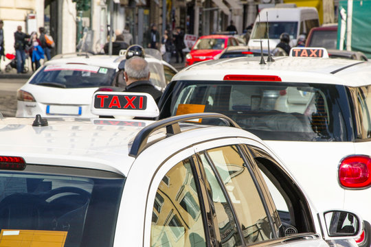 taxi nel traffico di Roma