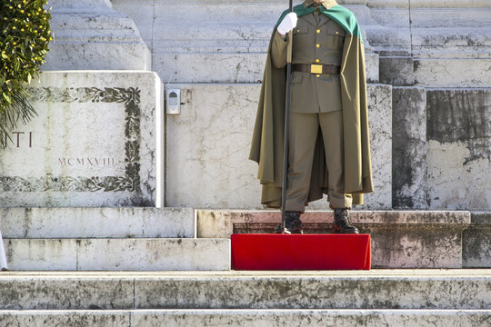 soldato in uniforme all'altare della patria, Roma, Italia