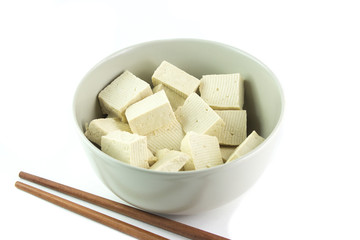Scodella e bacchette con tofu