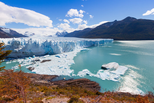 Glacier break. "Perito Moreno",  Argentina