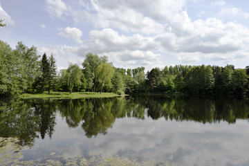Obraz na płótnie Canvas Sommerlicher See mit Wolken