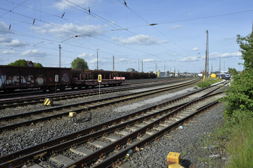 Schienen mit Zug und Stadtpanorama