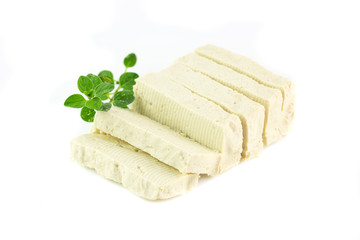 Tofu crudo a fette con erbette