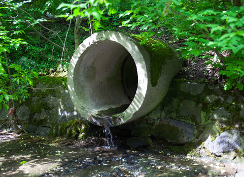 The run-off pipe discharging water