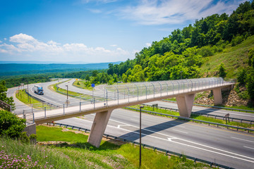Obraz na płótnie Canvas View of I-68 and a pedestrian bridge at Sideling Hill, Maryland.