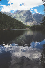 Fototapeta na wymiar Lake and mountains in Austria