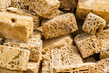 Natural material for the construction of coquina