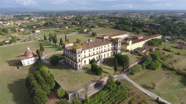 Il video aereo sopra una bellissima antica villa toscana, fatto con drone