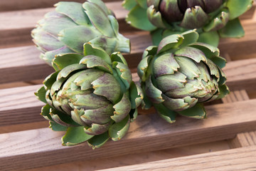 Obraz premium Ripe organic artichokes on the rustic wooden lattice