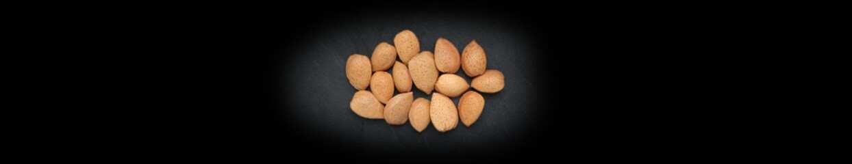 Amandes sur ardoise de nuit, carte, menu, bannière 