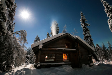 Winterliche Hütte im norden Finnlands, leichte Nordlichter