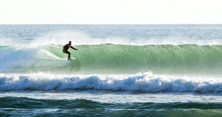 Surfista en la playa