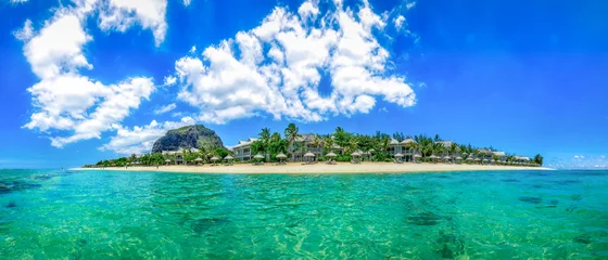 Foto auf Acrylglas Le Morne, Mauritius Mauritius Panorama aus dem Meer heraus samt Strand und dem Le Morne Brabant, dem berühmten Berg Mauritius'  AllesSuper