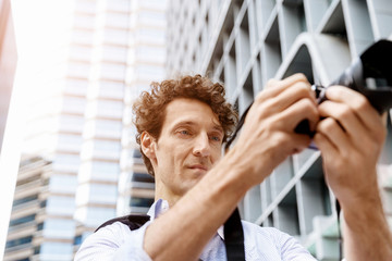 Obraz premium Male photographer taking picture