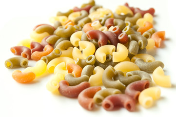 Pâtes de couleur sur fond blanc