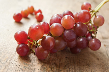 raisin noir sur table en vieux bois