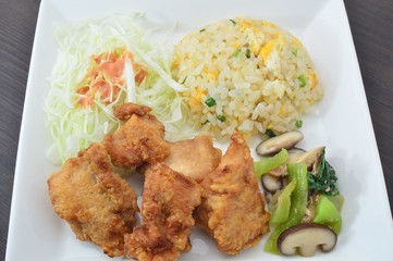 チャーハンと鶏の唐揚げ