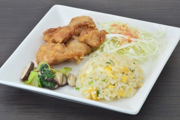 チャーハンと鶏の唐揚げ