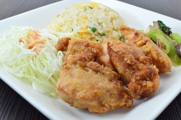 チャーハンと鶏の唐揚げ