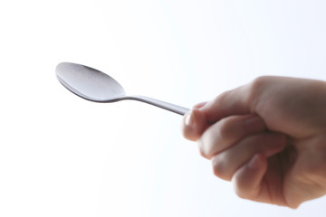 スプーンを持つ 