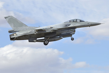 Fototapeta na wymiar Avión de combate F-16C aterrizando