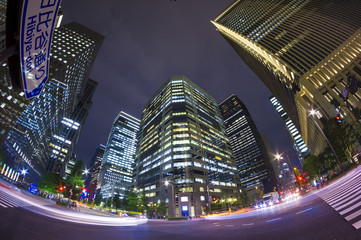 Fototapeta na wymiar 東京都市風景　大手町　丸の内　夜景　ビルの先端が入る超広角魚眼撮影　日比谷通り