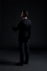 Obraz premium Businessman sending message with a smartphone