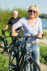 Obraz premium seniorenpaar macht eine radtour