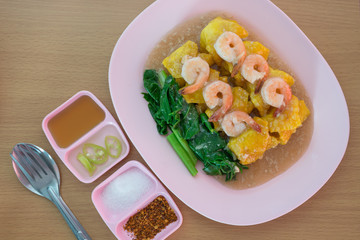 Crispy fried dumplings with shrimp soaked in gravy