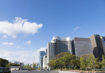 Obraz premium 東京都市風景 大手町 丸の内 和田倉門前 緑 青空 日比谷通り