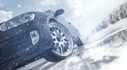 PKW auf winterlicher Fahrbahn