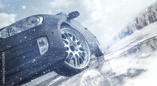 PKW auf winterlicher Fahrbahn