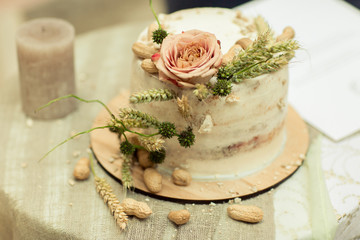 Obraz na płótnie Canvas wedding cake with roses on table