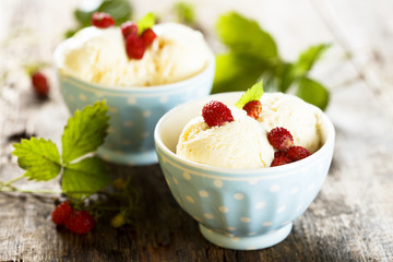 Vanilla ice cream with wild strawberry
