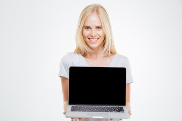 Naklejka premium Smiling blonde woman showing blank laptop computer screen