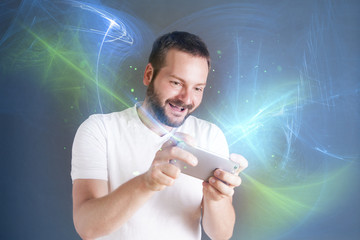 Mann beim Gaming mit Smartphone
