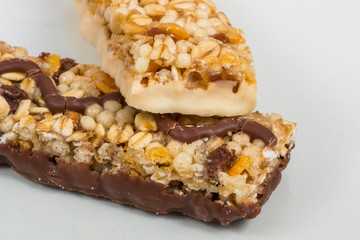 Müsliriegel mit Schokolade und Honig