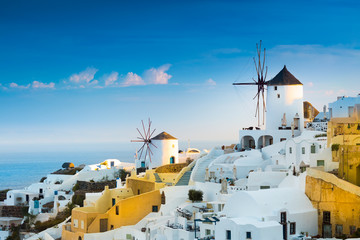 Fototapeta premium Widok Oia najpiękniejsza wioska wyspy Santorini w Grecji.
