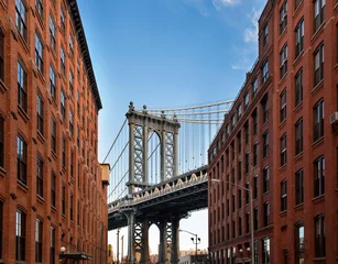 Fotobehang Manhattan Bridge vanuit een steegje in Brooklyn, New York © nielsvos