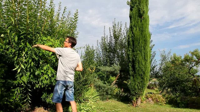 HOMME TAILLANT UN ARBUSTE &Agrave; LA CISAILLE_&eacute;pisode 5