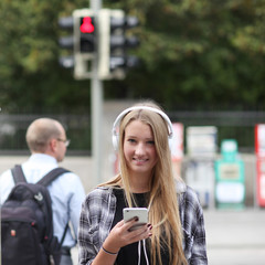 Teenager mit Handy und Kopfhörer im Verkehr