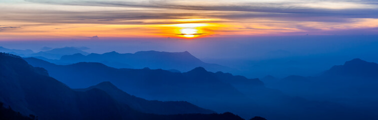 Fototapeta na wymiar sunrise/sunset in the mountains. panoramic view