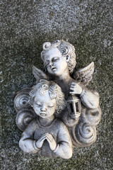 Anges. Figurines sur une pierre tombale.
