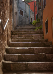 Fototapeta na wymiar Malerische Gasse, Treppe