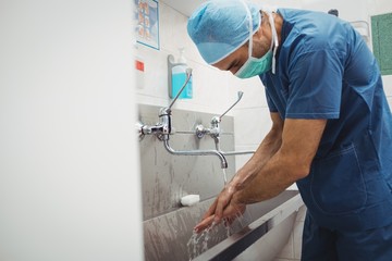 Male surgeon washing his hands