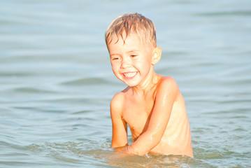 Fototapeta na wymiar happy child on the sea