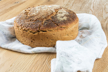 Świeży bochenek chleba pszenno-żytniego na zakwasie